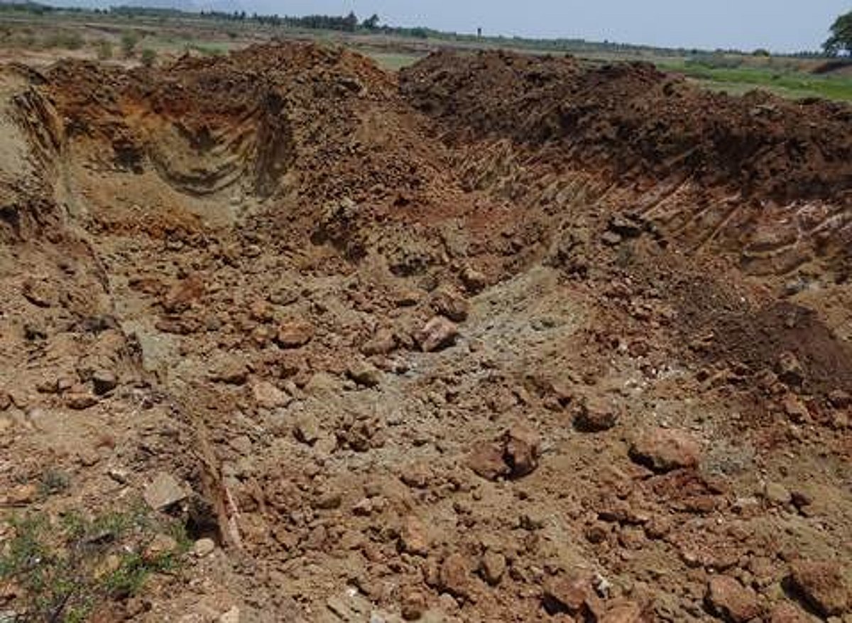 பழனி அருகே இரவிமங்கலம் குளத்தில் வருவாய்துறை, பொதுப்பணித்துறை உதவியோடு கரையை உடைத்து மண் திருட்டு